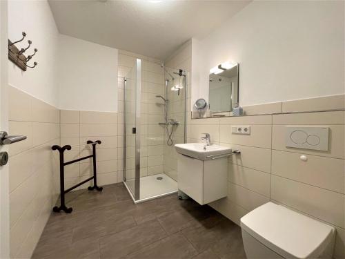 ein Badezimmer mit Dusche, Toilette und Waschbecken in der Unterkunft Moselpromenade Villa Moselufer, Panorama & Burg Cochem Blick, Netflix, Balkon in Cochem