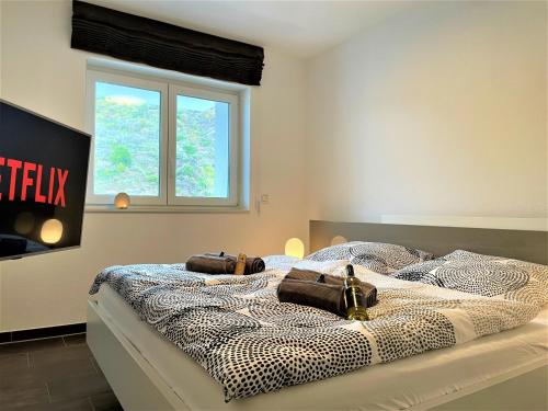 een slaapkamer met een bed met een cheetah deken bij Moselpromenade Villa Moselufer, Panorama & Burg Cochem Blick, Netflix, Balkon in Cochem
