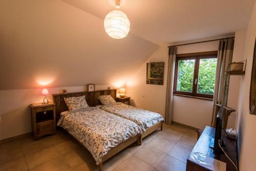 1 dormitorio con cama y ventana en chambre d'hôtes de charme, un temps en forêt, en Westhouse