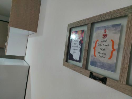 Certificado, premio, señal o documento que está expuesto en Bral Apartments 4
