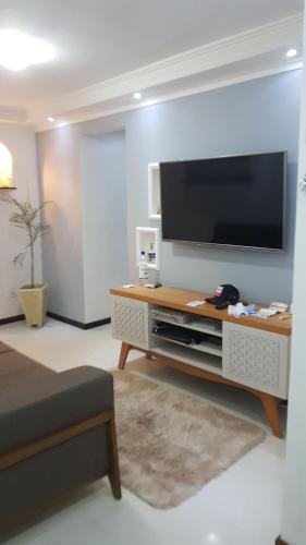 Televisyen dan/atau pusat hiburan di Lindo e aconchegante apt para até 04 pessoas