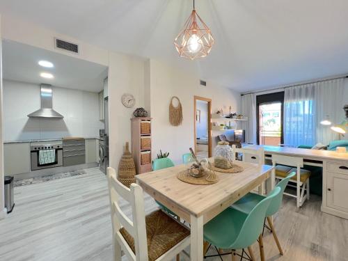 eine Küche und ein Esszimmer mit einem Tisch und Stühlen in der Unterkunft Coma-Ruga Beach Apartment in Tarragona