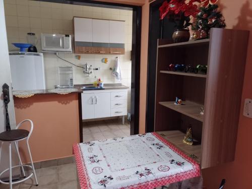 Kuhinja oz. manjša kuhinja v nastanitvi Apartamento na Praia Grande - Guilhermina - Ótima Localização