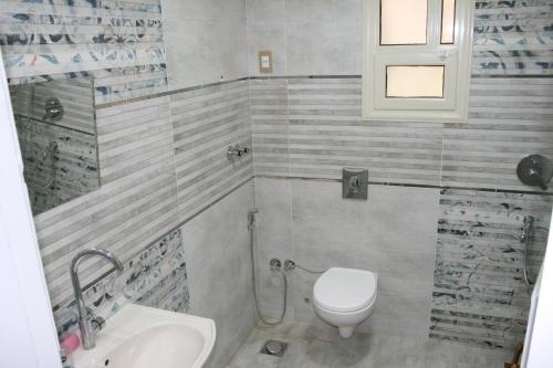 uma casa de banho com um WC e um lavatório em Maamoura Beach 2 em Alexandria