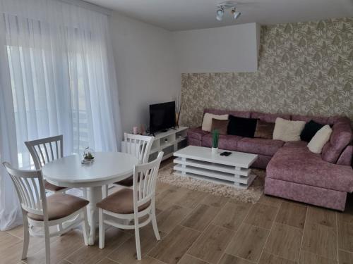 Prostor za sedenje u objektu Apartmani Ćirić Divčibare