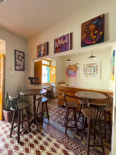 un restaurante con mesas y sillas en una habitación en Canto dos Artistas Olinda en Olinda