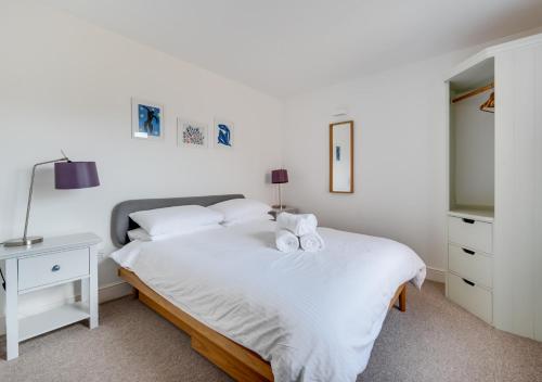 - une chambre avec un lit blanc et 2 serviettes dans l'établissement Half Pint, à Southwold