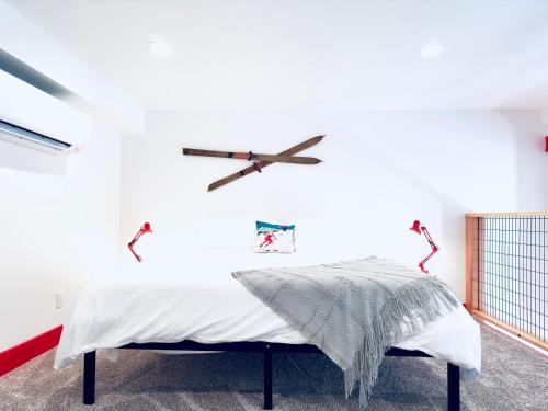 Ski Themed Unit Historic Building – Photos 4