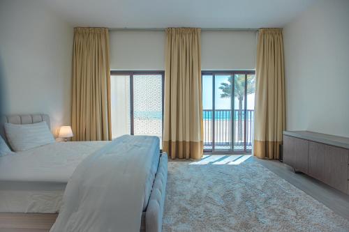 Postel nebo postele na pokoji v ubytování Luxurious 4 bedroom villa on the beach