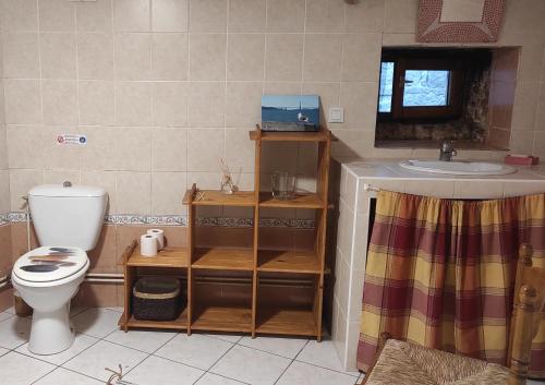 un bagno con un water e un lavandino di Gîte au calme avec superbe vue : La Talonie a Mouret