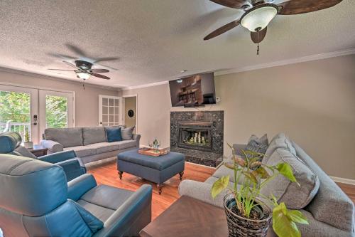 Zona de estar de 2 Mi to Clemson Central Villa with Deck, Near Lakes