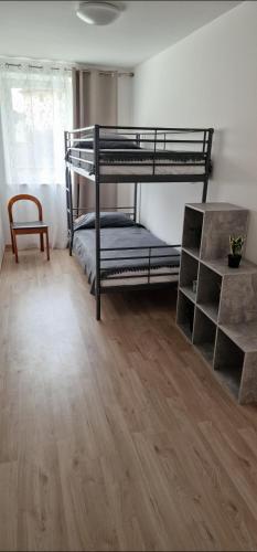 Schlafzimmer mit Etagenbetten und Holzboden in der Unterkunft V&V 