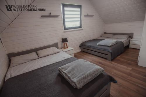 Ein Bett oder Betten in einem Zimmer der Unterkunft Wisełka Park - West Pomeranian