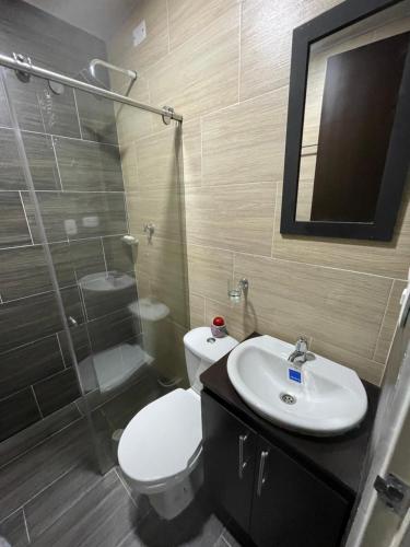 uma casa de banho com um WC, um lavatório e um chuveiro em Hermoso apartamento en Barbosa Santander em Barbosa