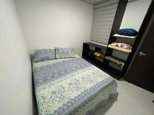 um pequeno quarto com uma cama e um closet em Hermoso apartamento en Barbosa Santander em Barbosa