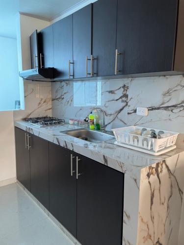 a kitchen with a sink and a counter top at Hermoso apartamento en Barbosa Santander in Barbosa