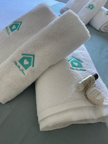 a close up of two towels with a cigarette at Ma. De House Lago del Turano in Valle Verde