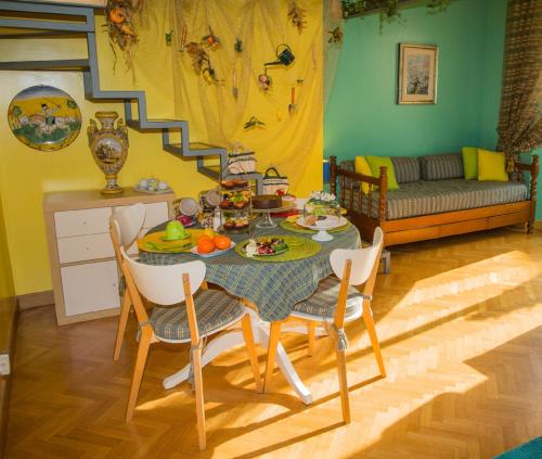 - une salle à manger avec une table, des chaises et un canapé dans l'établissement Suite Casa Pariolina, à Rome