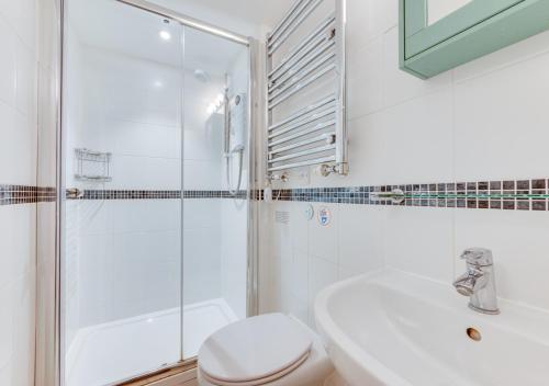 La salle de bains est pourvue d'une douche, de toilettes et d'un lavabo. dans l'établissement Shoreline, à Aldeburgh