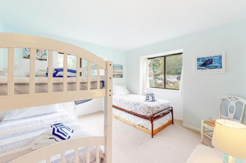 1 dormitorio con 2 literas y ventana en Ocean Mandevilla, en Brewster