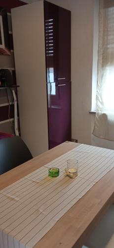 a table with a cutting board and a pair of scissors at INTERNO 12 in Vercelli