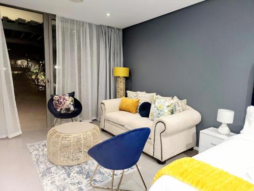 Ruang duduk di Sugar Shores - Studio Apartment
