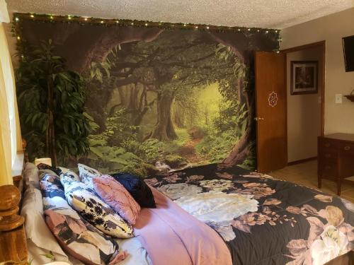 um quarto com um grande mural de parede de uma floresta em Cute Forest Themed Room With Kitchenette & Wifi em Mena