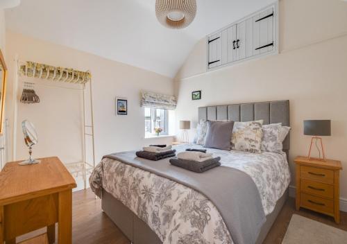 1 dormitorio con 1 cama, 1 mesa y 1 lámpara en Marlborough House Forge en Saxtead