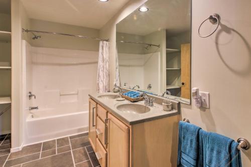 een badkamer met een wastafel, een douche en een bad bij Pine Mountain Club Home with Beautiful View! in Frazier Park