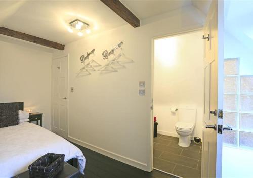 - une chambre avec un lit et des toilettes dans l'établissement Tree Tops, à Saint Lawrence