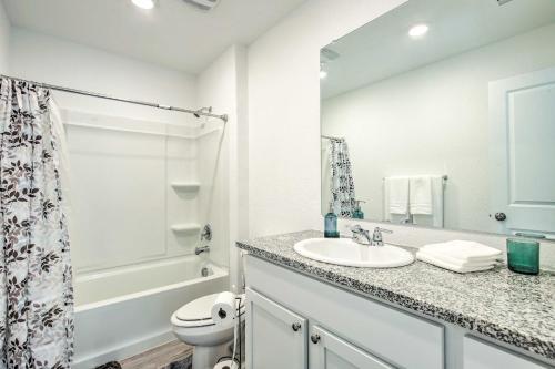bagno con lavandino, servizi igienici e specchio di Recently Built Family Home about 11 Mi to Dtwn! a San Antonio