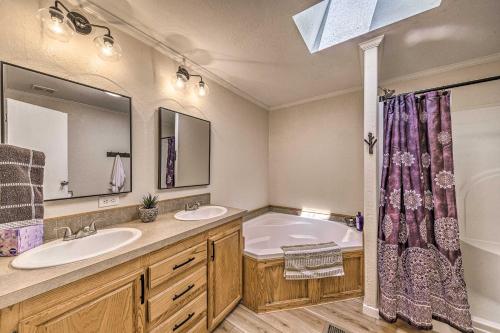 een badkamer met 2 wastafels en een bad bij Peaceful Alto Home with Deck about 12 Mi to Ski Apache! in Alto