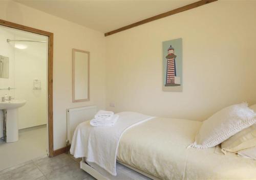 Un pat sau paturi într-o cameră la Chestnut Tree Barns