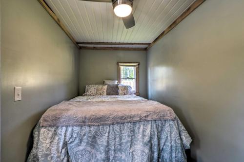 una camera con letto in una stanza con soffitto di Mt Lookout Tiny House with Backyard and Fire Pit! a Hico