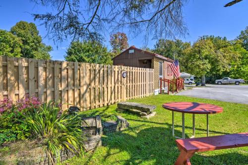 Zahrada ubytování Mt Lookout Tiny House with Backyard and Fire Pit!