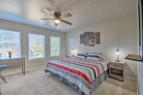 um quarto com uma cama e uma ventoinha de tecto em Bright Amarillo Townhome Near Parks and Town! em Amarillo