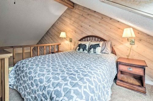 Tempat tidur dalam kamar di Bellaire Condo with Lakefront Views about 3 Mi to Beach!