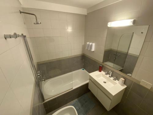 ein Badezimmer mit einem Waschbecken, einem WC und einer Badewanne in der Unterkunft Tigre Center Tower - Con piscina y seguridad 24hs - Opcional cochera in Tigre