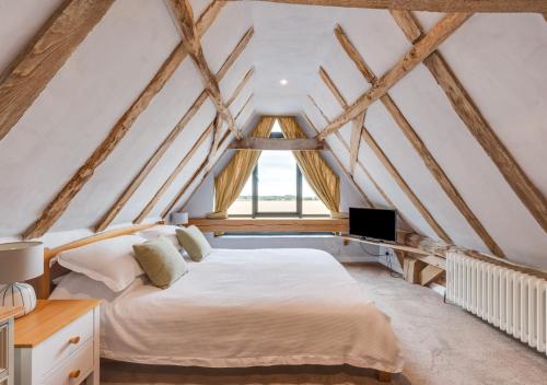 1 dormitorio con cama y ventana en Sparrows Nest, en Harkstead
