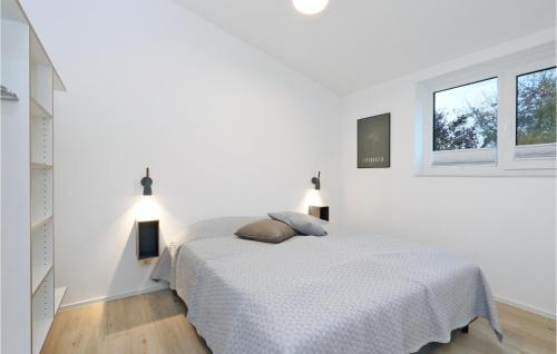 Ein Bett oder Betten in einem Zimmer der Unterkunft Gorgeous Home In Lembruchdümmer See