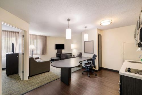Η κουζίνα ή μικρή κουζίνα στο Sonesta Simply Suites Hampton