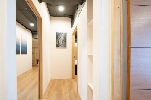 台北的住宿－希爾商旅-西門館，开放式走廊设有白色墙壁和木地板