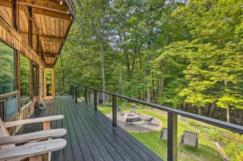 Balkoni atau teres di High Falls Restorative Cabin in the Woods!