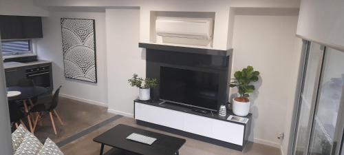 A television and/or entertainment centre at Impressive Central Apartment