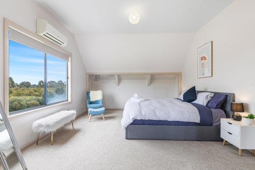 um quarto com uma cama e uma grande janela em Morningside farm house with Mountian views... em Wartook