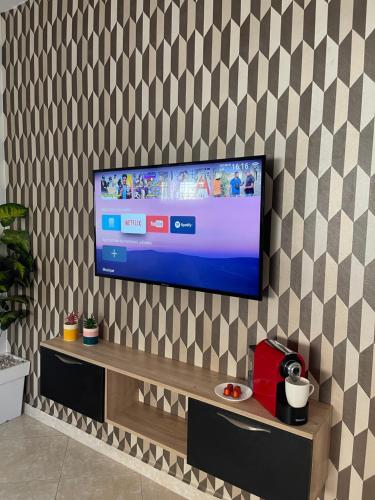 ウジダにあるJoli appartement au centre d'Oujdaの壁に掛けられた薄型テレビ