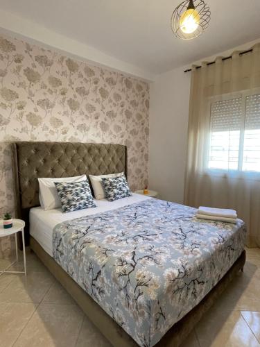 um quarto com uma cama grande num quarto em Joli appartement au centre d'Oujda em Oujda