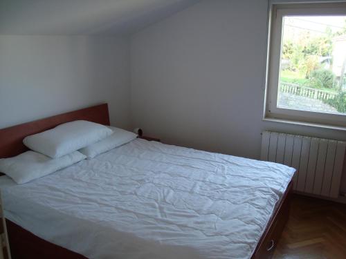 En eller flere senge i et værelse på Apartments Bruk