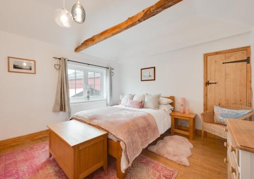 מיטה או מיטות בחדר ב-Lime Quay Cottage