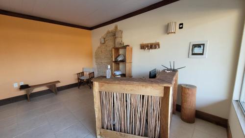 Sala de estar con barra y mesa en Pousada Aquário, en Isla de Boipeba